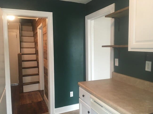 Building Photo - Kings Wood * Lawn Maintenance & Water Included*