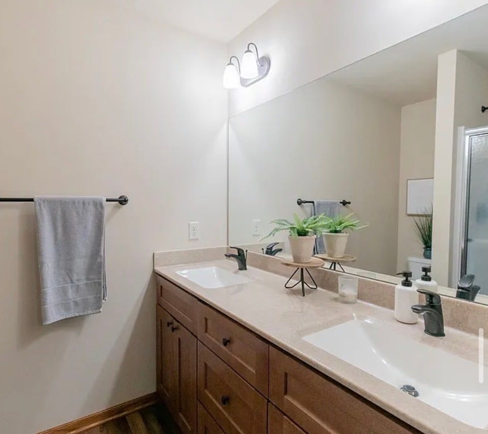 Building Photo - 8767 Ridge Hollow Dr