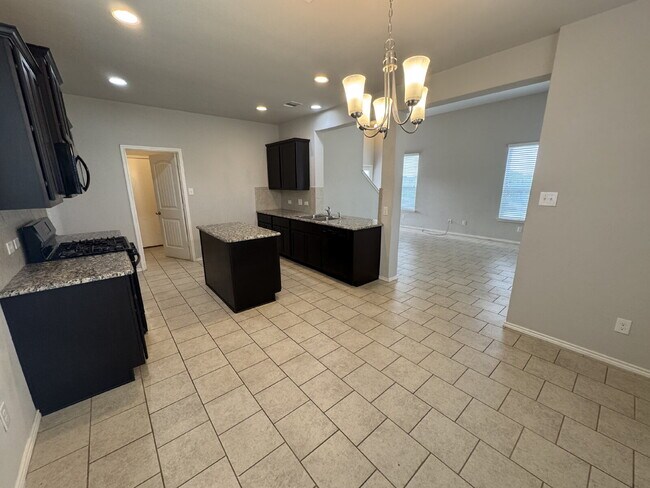 Building Photo - Three bed two bath two car garage in Cotto...