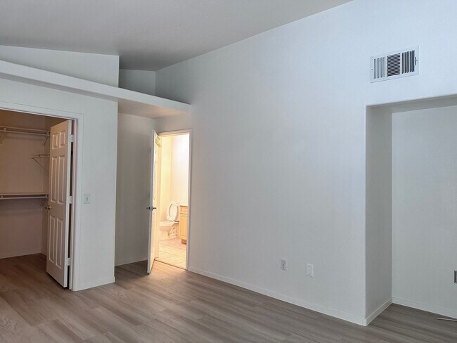 Building Photo - Private Upstairs Retreat in Desirable Gated Community