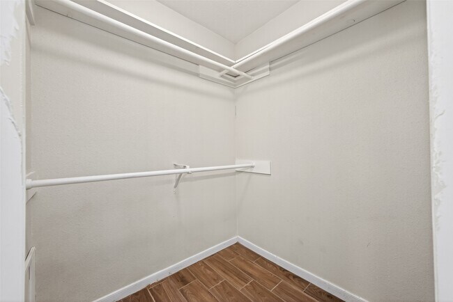 Building Photo - 2502 Old Oak Ln