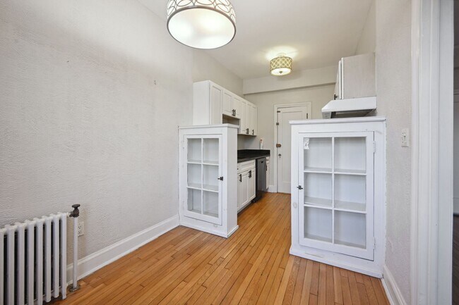 Building Photo - Beautiful, Lighted Filled Studio in Kalorama Heights!
