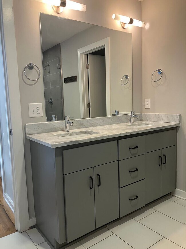 Building Photo - Contemporary East Nashville Home.   MOVE IN SPECIAL $500 OFF ONE MONTH'S RENT