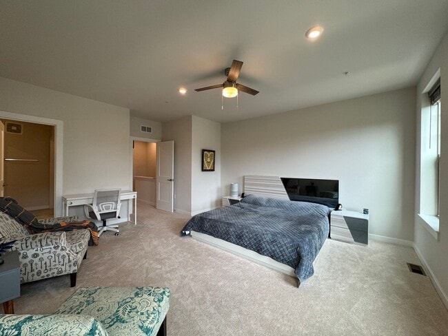 Building Photo - Stunning 2 Bed 2 Bath Interior Townhome In...