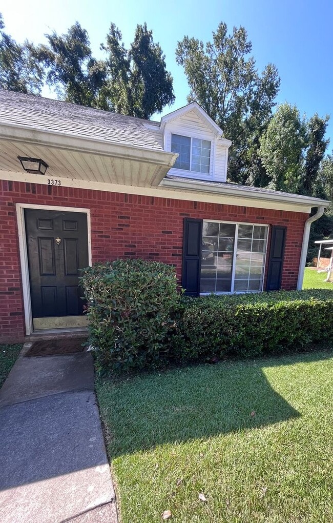 Building Photo - 3 BR/ 2 BA townhome located in Lakeshore E...