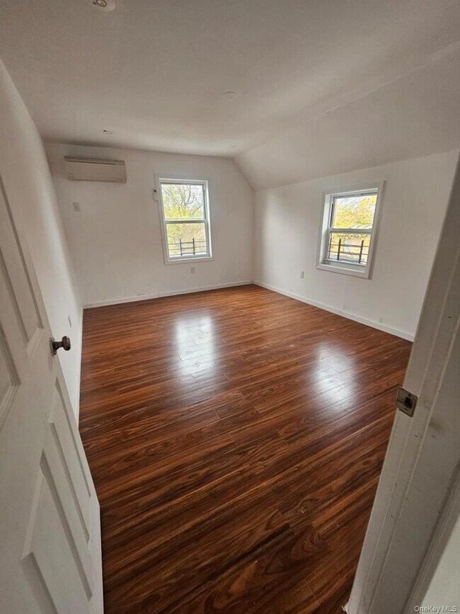 Building Photo - 3141 Kingsbridge Terrace