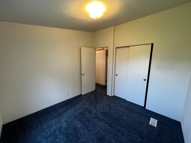 Building Photo - 3040 SW River View Dr