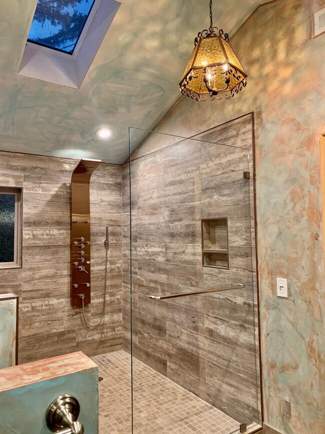 Beautiful room shower - 19536 Eric Dr