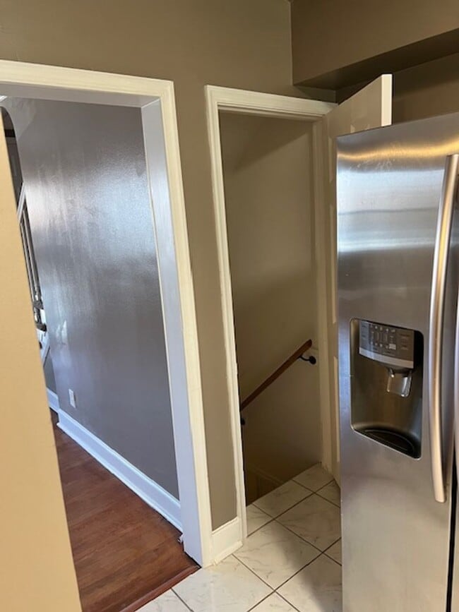 Building Photo - 3 Bedroom Home with Basement and yard