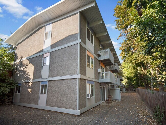 Building Photo - DESIRABLE MILLWOOD NEIGHBORHOOD ON TREE LI...