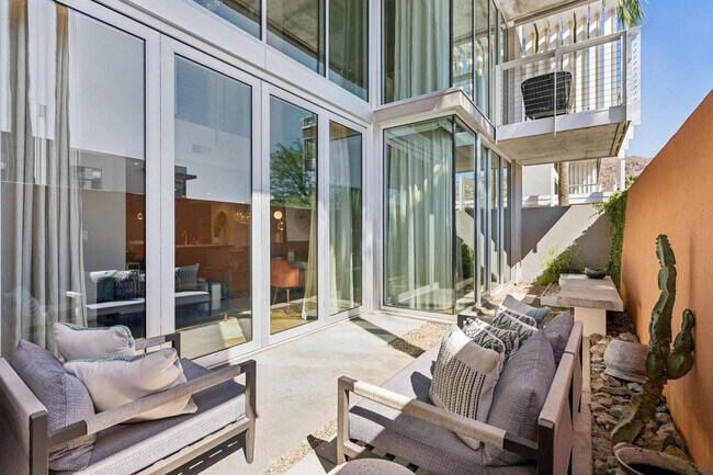 Building Photo - 5455 E Lincoln Dr