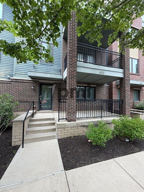Building Photo - 604 E 10th St
