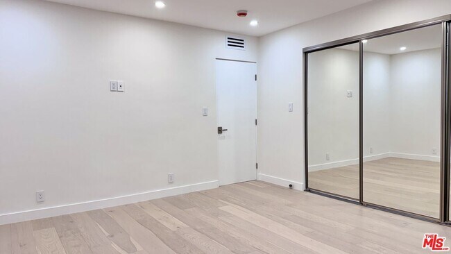 Building Photo - 414 N Palm Dr