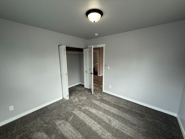 Building Photo - 875 Hickory St NE