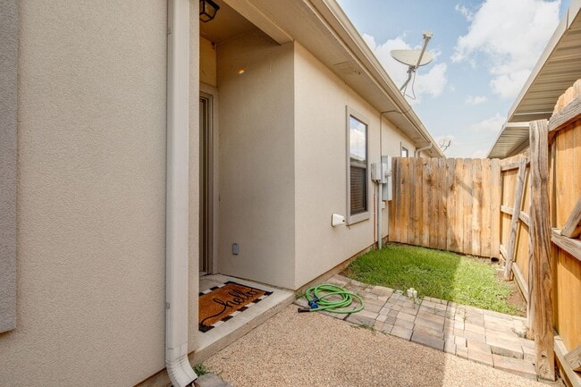 Building Photo - AUGUST PRE-LEASE Spacious 3 Bedroom 2.5 Bathroom Townhome with Covered Parking