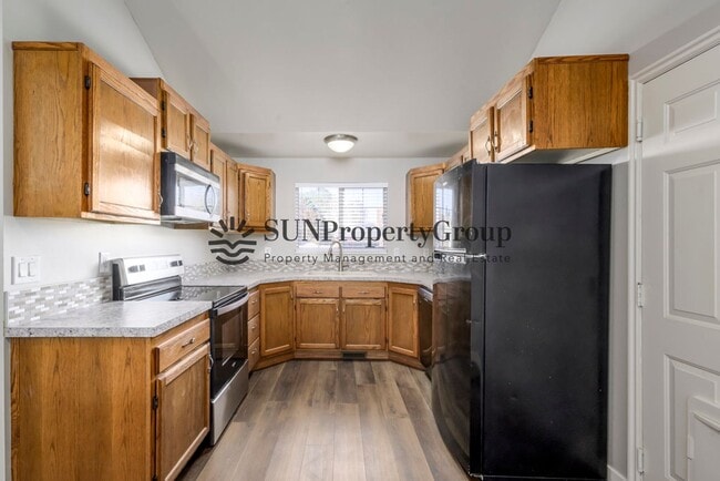 Building Photo - Great Updated Family Home in Excellent Clinton Location!