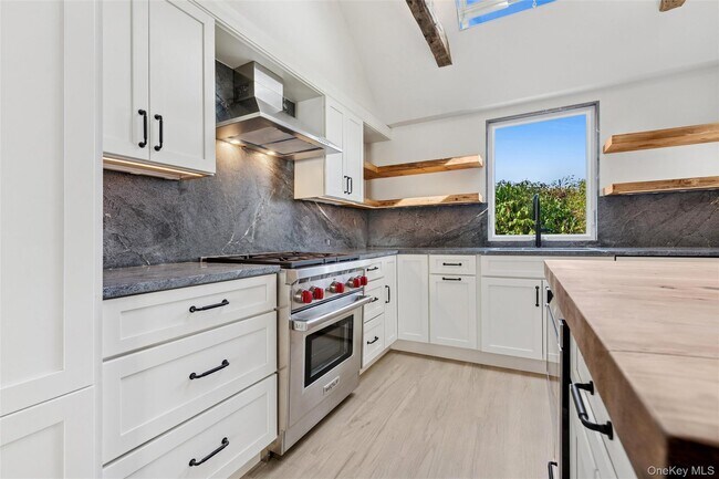 Building Photo - 335 Herricks Ln