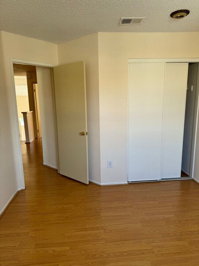 Building Photo - Beautiful 3 Bedroom House in Private Fontana Area CA 92337