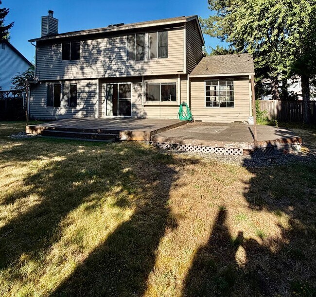 Building Photo - 4 Bed / 2.5 Bath Education hill in Redmond 2-story home $4,095/month