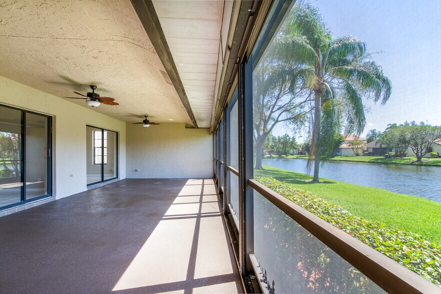 Spacious screened in patio with view of lake - 8555 Eagle Run Dr