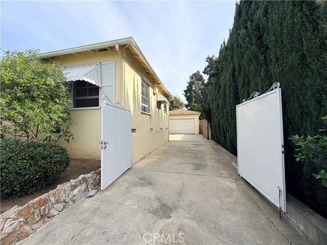 Building Photo - 2408 Hitchcock Dr