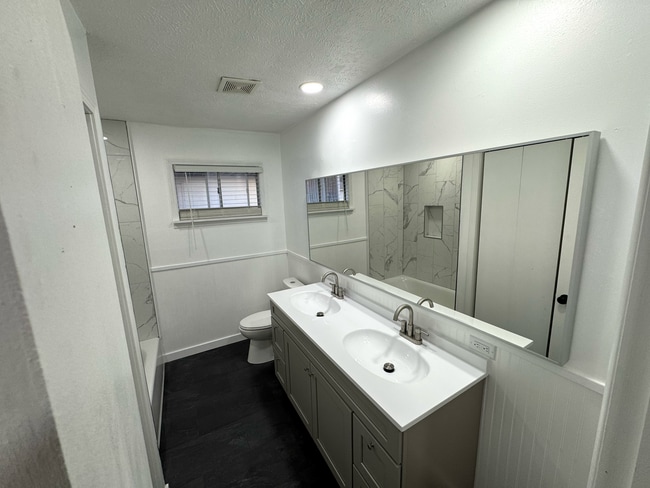 Building Photo - 908 S Crutcher Ave