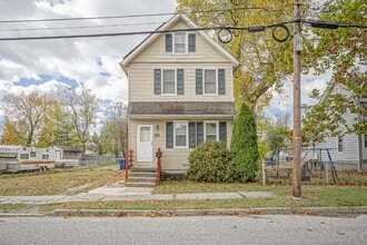 Building Photo - 121 Oak St