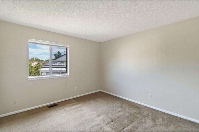 Building Photo - 2152 Holyoke Ln