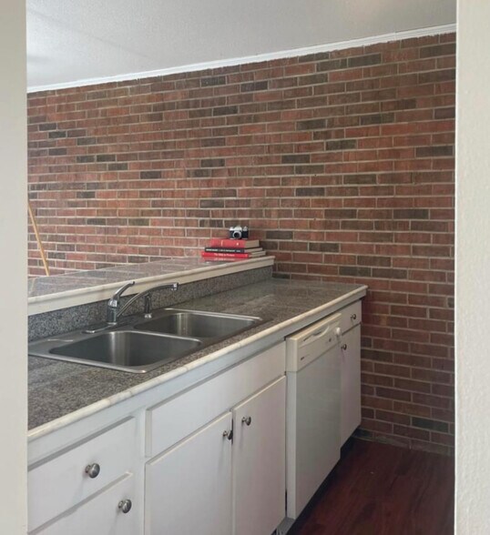 Building Photo - 4732 Belleview Ave