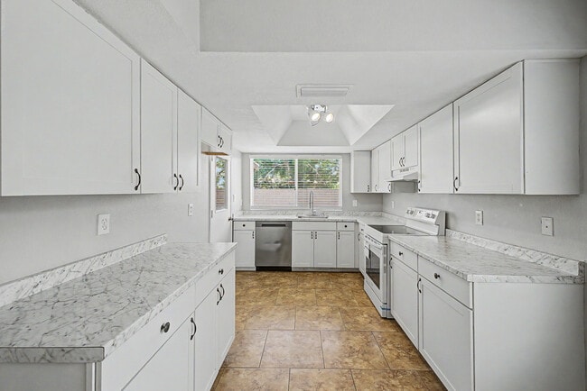 Building Photo - 3223 E Emerald Cir