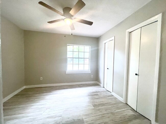 Building Photo - 6930 Woodley Dr