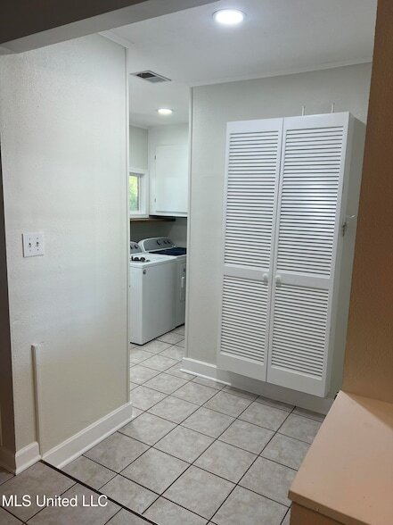 Building Photo - 285 Venetian Gardens