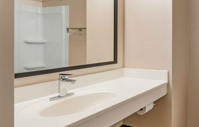 Building Photo - Furnished Studio-St. Petersburg - Clearwater - Executive Dr.