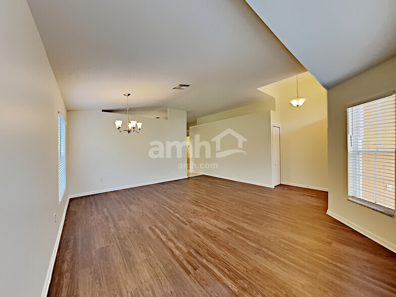 Building Photo - 1044 Summer Breeze Dr