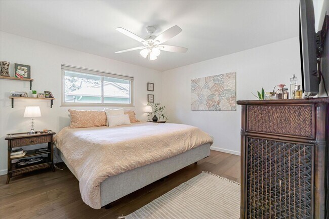 Building Photo - Freshly Renovated, End Unit Town-House Ava...