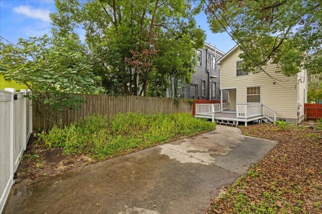 Building Photo - 830 E Duffy St