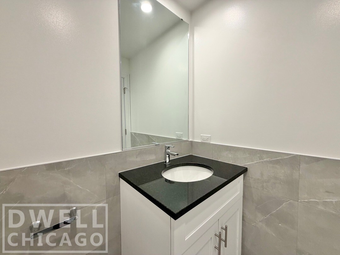 Building Photo - 1709 W Lunt Ave