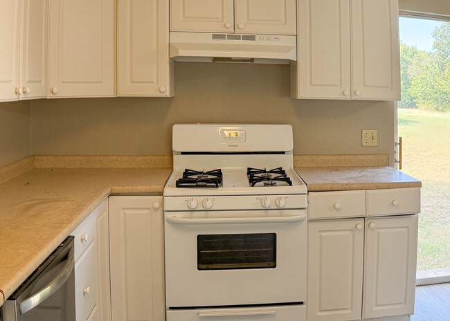 Building Photo - $500 OFF FIRST MONTHS RENT | 2.5 ACRE LOT! 4 Beds in Central Edmond!