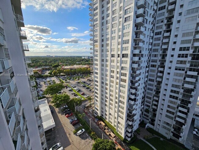 Building Photo - 18061 Biscayne Blvd