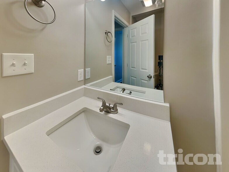 Building Photo - 2010 Beauty St