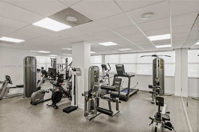 Building Photo - 1420 Brickell Bay Dr