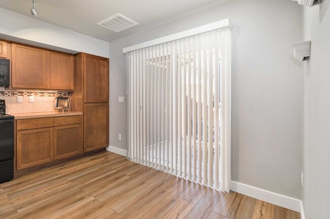 Building Photo - 2 bedroom Townhome