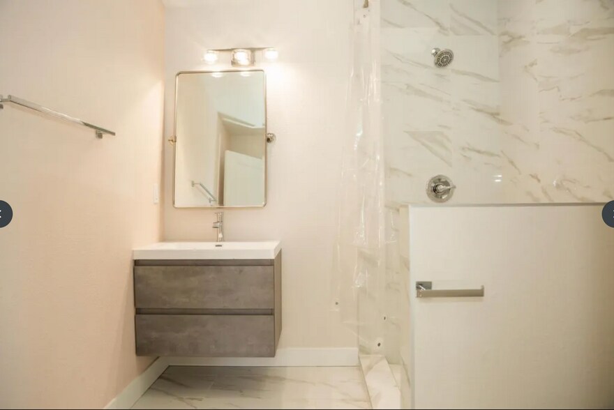 Beautiful Bathrooms - 3206 Darwin Ave