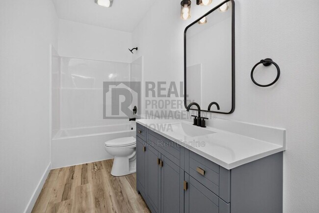 Building Photo - 8914 Hickory Dr