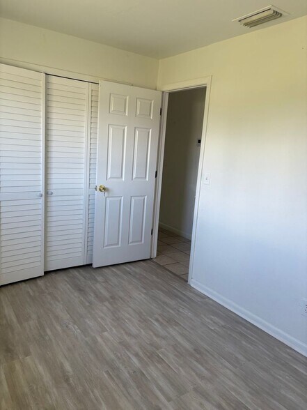 Building Photo - 919 Cape Coral Pkwy W