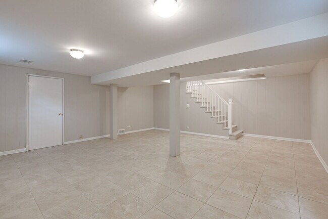 Building Photo - 42 S Maywood Rd