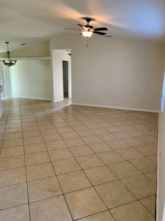 Building Photo - Priced to Rent 3/2