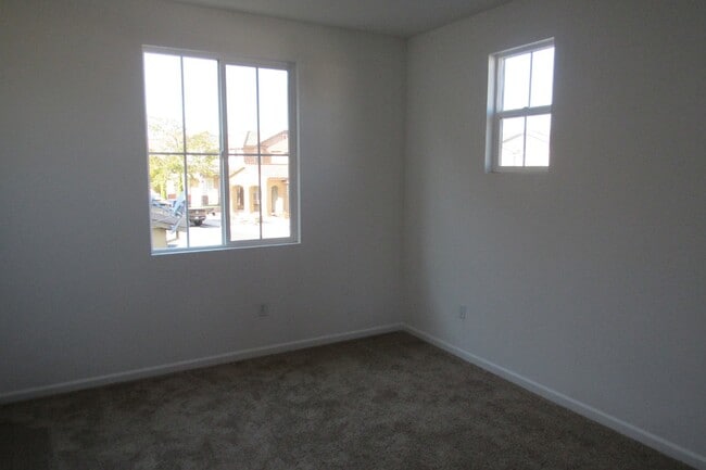 Building Photo - Gorgeous 4 Bed/2.5 Bath in Perfect Pittsburg Location