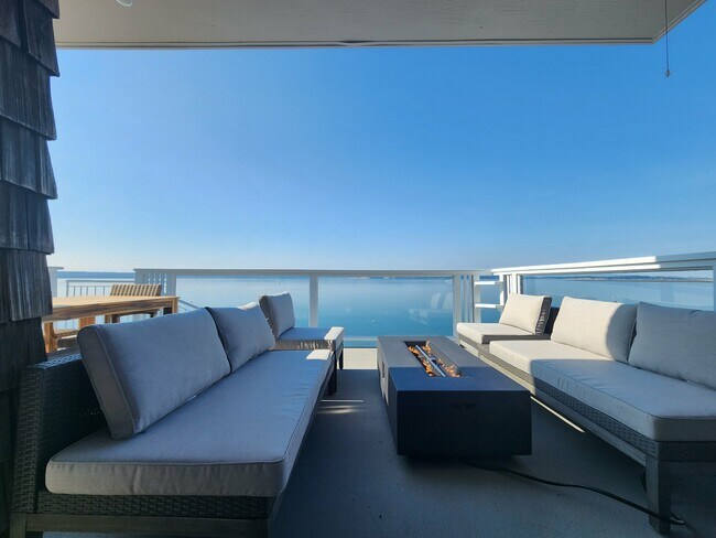 Building Photo - 19118 Soundview Dr NW