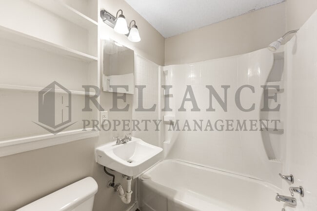 Building Photo - 1806 N Hood St